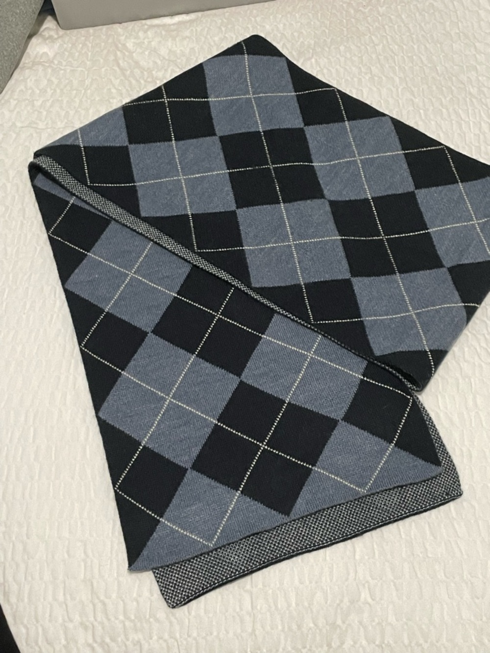 Banana Republic Men's Navy Argyle pattern Scarf